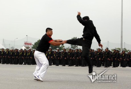 D&agrave;n xe đặc chủng chống đạn của Cảnh s&aacute;t cơ động H&agrave; Nội