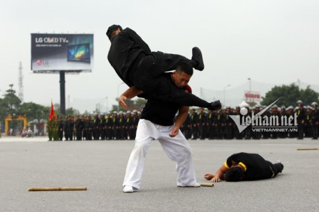 D&agrave;n xe đặc chủng chống đạn của Cảnh s&aacute;t cơ động H&agrave; Nội