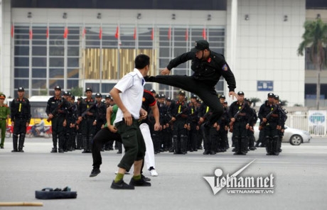 D&agrave;n xe đặc chủng chống đạn của Cảnh s&aacute;t cơ động H&agrave; Nội