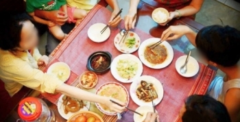 Thói quen sai lầm khiến bữa cơm thành nguồn lây bệnh nguy hiểm