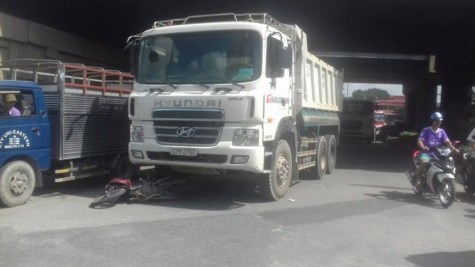 Chiếc xe ben tại hiện trường.