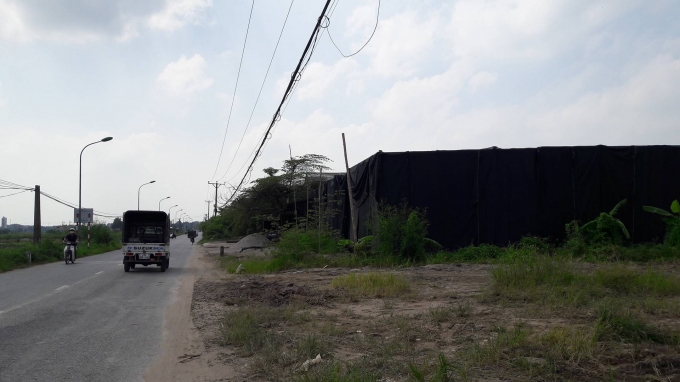 Nhiều nh&agrave; xưởng mọc l&ecirc;n ngay giữa