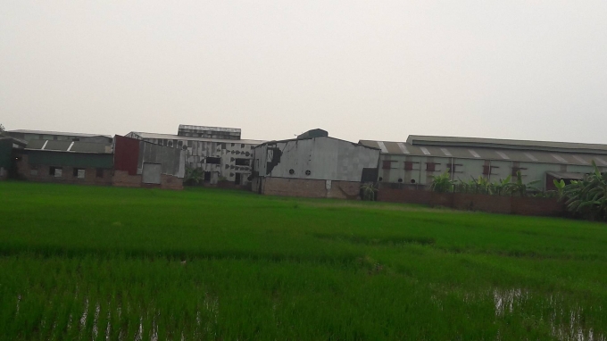 H&agrave;ng loạt nh&agrave; xưởng ngang nhi&ecirc;n tồn tại tr&ecirc;n đất n&ocirc;ng nghiệp trong một thời gian d&agrave;i.