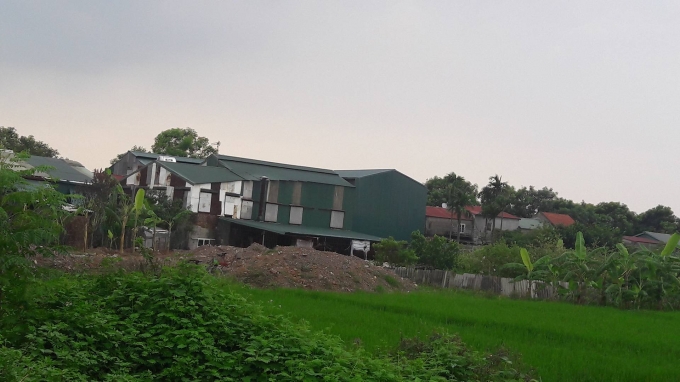 T&igrave;nh trạng đổ đất, phế thải x&acirc;y dựng tr&ecirc;n đất n&ocirc;ng nghiệp vẫn tiếp tục diễn ra.