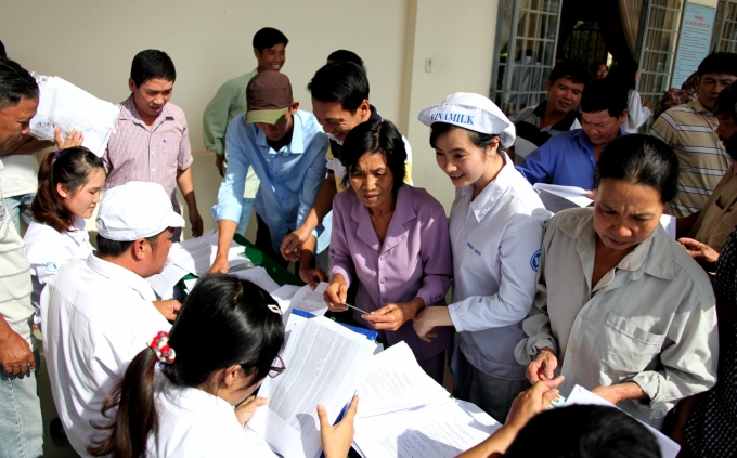 Vinamilk tổ chức k&yacute; hợp đồng thu mua sữa tươi nguy&ecirc;n liệu tập trung đồng loạt tr&ecirc;n phạm vi cả nước cho năm 2016 cho c&aacute;c hộ n&ocirc;ng d&acirc;n.