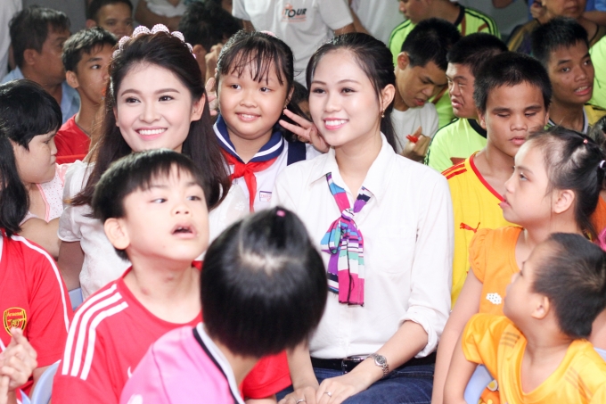 Hoa hậu Mỹ Linh, &Aacute; hậu Thuỳ Dung ho&aacute; th&acirc;n th&agrave;nh chị Hằng