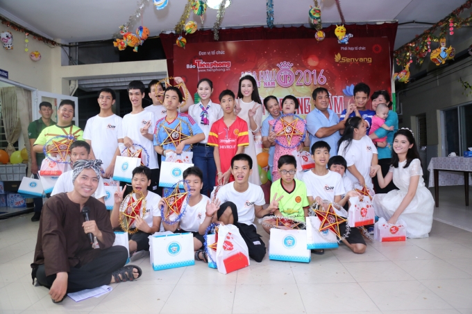 Hoa hậu Mỹ Linh, &Aacute; hậu Thuỳ Dung ho&aacute; th&acirc;n th&agrave;nh chị Hằng