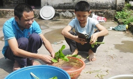 Người cha mù và tình yêu con tràn ánh sáng