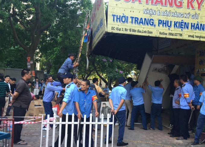 H&agrave;ng trăm người của C&ocirc;ng ty Huds đến thu hồi t&agrave;i sản ở ki ốt của anh Đẩu Quốc Hưng.