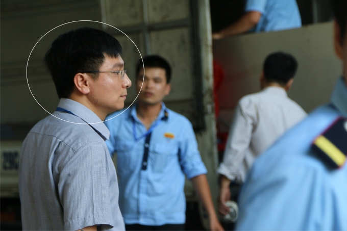 L&atilde;nh đạo đơn vị thuộc C&ocirc;ng ty Huds lu&ocirc;n c&oacute; mặt, chỉ đạo trực tiếp trong những cuộc thu hồi sai quy định n&agrave;y.