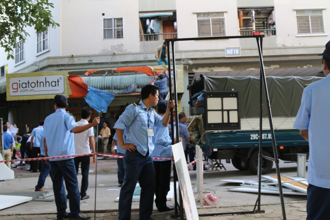 C&ocirc;ng ty Huds thu t&agrave;i sản của tiểu thương mang ra xe tải chở đi.