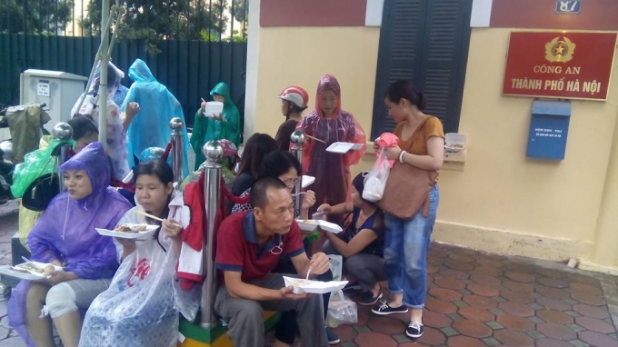 C&aacute;c tiểu thương chờ đợi cơ quan chức năng v&agrave;o cuộc, giải quyết thỏa đ&aacute;ng khi bị C&ocirc;ng ty Huds thu giữ t&agrave;i sản.