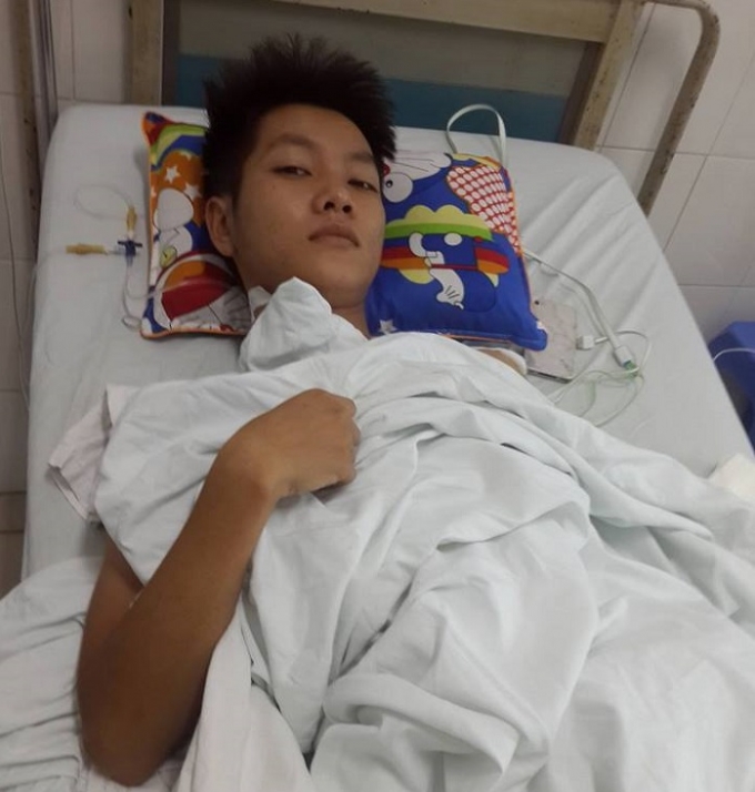 Nam sinh Đỗ Duy Huy nằm trong ph&ograve;ng hồi sức sau qu&aacute; tr&igrave;nh cấp cứu tại bệnh viện.