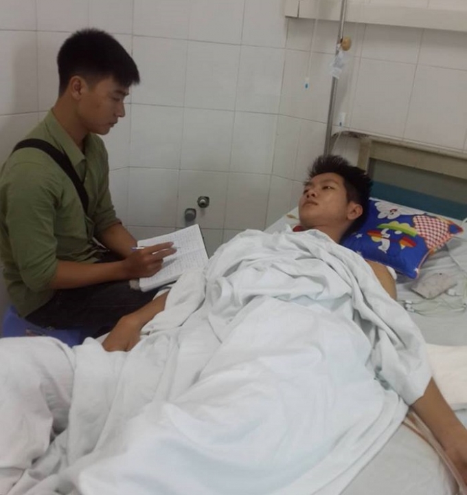 Nạn nh&acirc;n Đỗ Duy Huy b&agrave;ng ho&agrave;ng kể lại gi&acirc;y ph&uacute;t bị h&agrave;nh hung với ph&oacute;ng vi&ecirc;n.