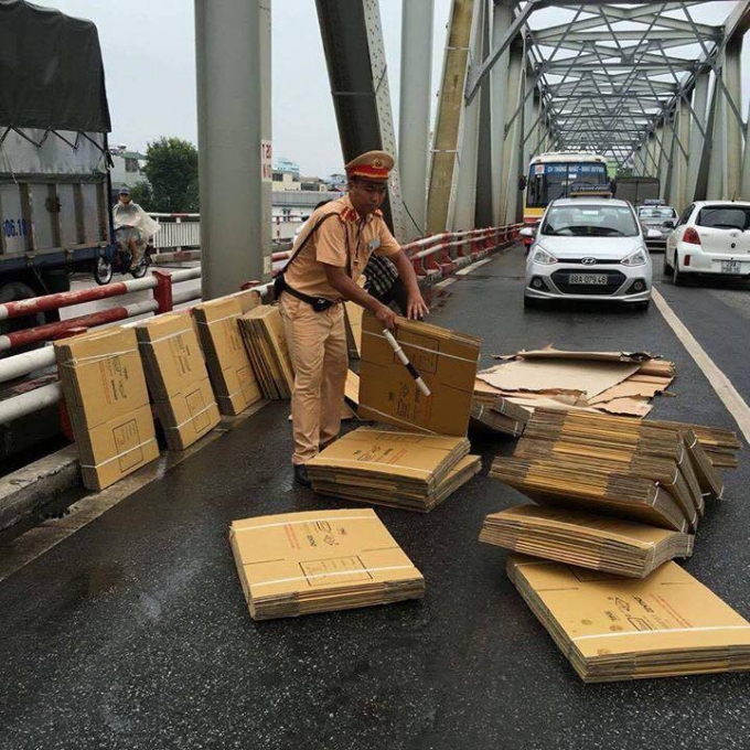 Tổ c&ocirc;ng t&aacute;c Đội CSGT số 5 đ&atilde; kịp thời chạy bộ tới hiện trường để xử l&yacute; vụ việc.