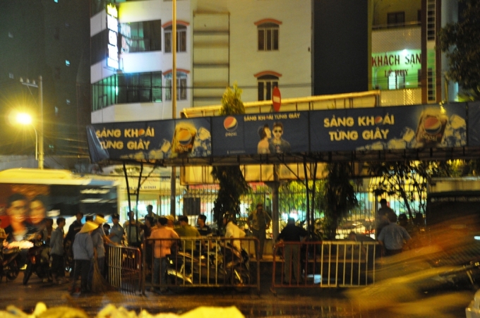 Khu vực cổng số 2 bến xe miền Đ&ocirc;ng bị phong tỏa.