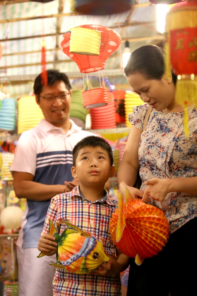 Nhiều lồng đ&egrave;n đẹp lung linh khiến cho cậu b&eacute; n&agrave;y đang ph&acirc;n v&acirc;n kh&ocirc;ng biết chọn loại n&agrave;o.