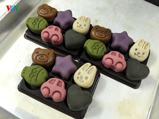 V&agrave;i năm trở lại đ&acirc;y, b&aacute;nh Trung thu sản xuất thủ c&ocirc;ng (b&aacute;nh hand-made) ng&agrave;y c&agrave;ng thu h&uacute;t người ti&ecirc;u d&ugrave;ng, nhất l&agrave; nh&acirc;n vi&ecirc;n văn ph&ograve;ng.