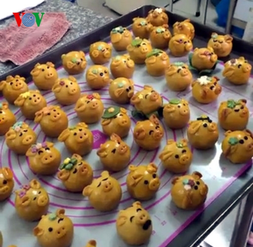 B&aacute;nh được b&aacute;n với gi&aacute; từ 20 ngh&igrave;n đến 70 ngh&igrave;n đồng/chiếc t&ugrave;y thuộc v&agrave;o trọng lượng v&agrave; nh&acirc;n b&aacute;nh.