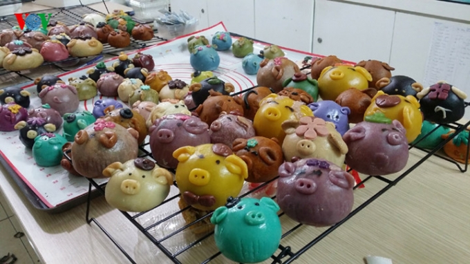 Ngo&agrave;i ra, h&igrave;nh trang tr&iacute; tr&ecirc;n b&aacute;nh c&ograve;n được s&aacute;ng tạo m&ocirc; phỏng 12 con gi&aacute;p, b&aacute;nh h&igrave;nh con gấu, con chim&hellip; Nh&acirc;n b&aacute;nh &ldquo;biến tấu&rdquo; th&ecirc;m nhiều hương vị mới lạ như: khoai lang, socola, hoa quả&hellip;&nbsp;