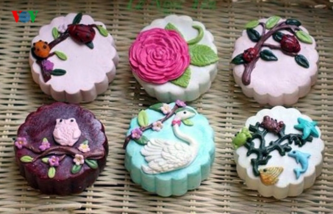 B&aacute;nh trung thu hand-made kh&ocirc;ng chỉ b&oacute; buộc trong 2 m&agrave;u sắc quen thuộc truyền thống l&agrave; m&agrave;u n&acirc;u v&agrave;ng của b&aacute;nh nướng v&agrave; m&agrave;u trắng của b&aacute;nh dẻo m&agrave; c&ograve;n c&oacute; m&agrave;u t&iacute;m của khoai m&ocirc;n, m&agrave;u xanh của tr&agrave; xanh, m&agrave;u đỏ củ dền, m&agrave;u cam của quả d&agrave;nh d&agrave;nh&hellip;