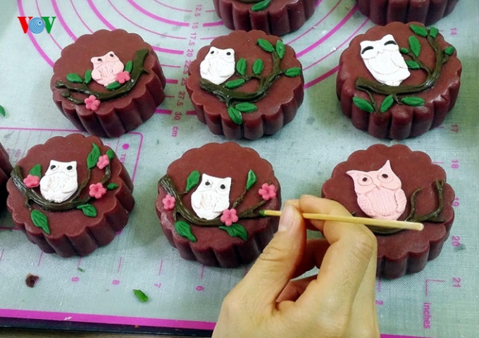 C&ocirc;ng đoạn đắp hoa nổi tr&ecirc;n b&aacute;nh trước khi nướng.