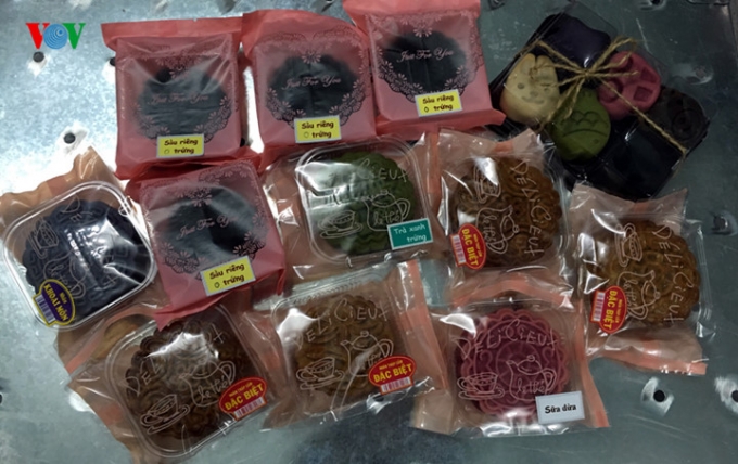 B&ecirc;n cạnh đ&oacute;, b&aacute;nh trung thu hand-made cũng c&oacute; chất liệu đa dạng hơn như rau c&acirc;u vị bơ, b&iacute; đỏ, thạch dừa&hellip; với vị ngọt m&aacute;t, &iacute;t ngấy hơn so với b&aacute;nh trung thu truyền thống, gi&uacute;p người ti&ecirc;u d&ugrave;ng c&oacute; nhiều sự lựa chọn ph&ugrave; hợp với sở th&iacute;ch của từng gia đ&igrave;nh.