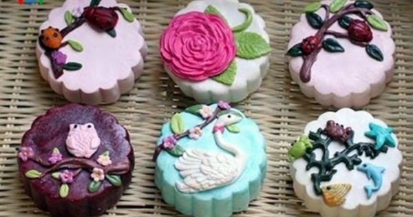 Bánh Trung thu hand-made lạ mắt hút người tiêu dùng