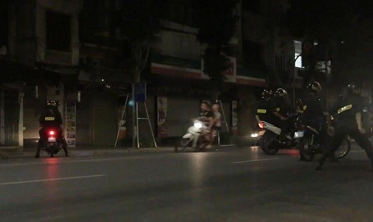 &ldquo;D&acirc;n tổ&rdquo; sẵn s&agrave;ng lao xe v&agrave;o lực lượng cảnh s&aacute;t cơ động khi được lực lượng n&agrave;y y&ecirc;u cầu dừng xe.