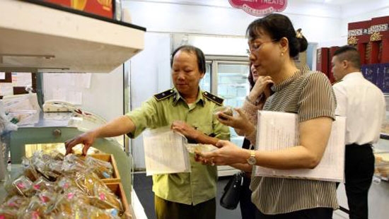 Lực lượng chức năng tiến h&agrave;nh kiểm tra b&aacute;nh trung thu tại cơ sở Anh H&ograve;a. Ảnh: C&ocirc;ng L&yacute;&nbsp;