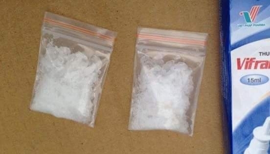 Tin 141: 2 “con nghiện” rủ nhau đi mua ma túy về để “phê” bị tóm gọn