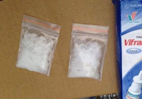 02 t&uacute;i nilon chứa chất tinh thể m&agrave;u trắng (nghi l&agrave; ma t&uacute;y đ&aacute;) được Tổ c&ocirc;ng t&aacute;c Y2/141 ph&aacute;t hiện.