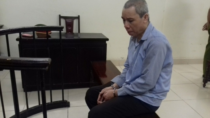 Khoa trước v&agrave;nh m&oacute;ng ngựa trong phi&ecirc;n t&ograve;a.