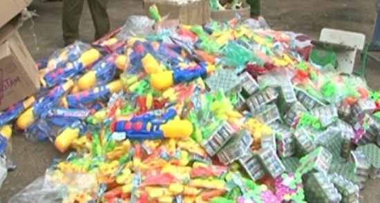 Một trong số nhiều loại mặt h&agrave;ng vi phạm đ&atilde; bị ti&ecirc;u hủy.