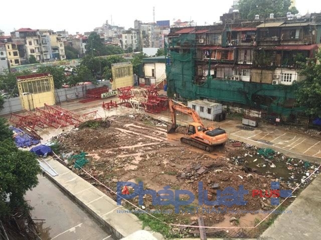 B&ecirc;n trong dự &aacute;n 210 Trần Quang Khải chỉ c&oacute; 1 chiếc m&aacute;y x&uacute;c hoạt đ&ocirc;ng. Ảnh Thanh B&igrave;nh&nbsp;