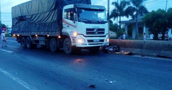 Thừa Thiên – Huế: Băng qua đường một người đàn ông bị xe tải cán chết