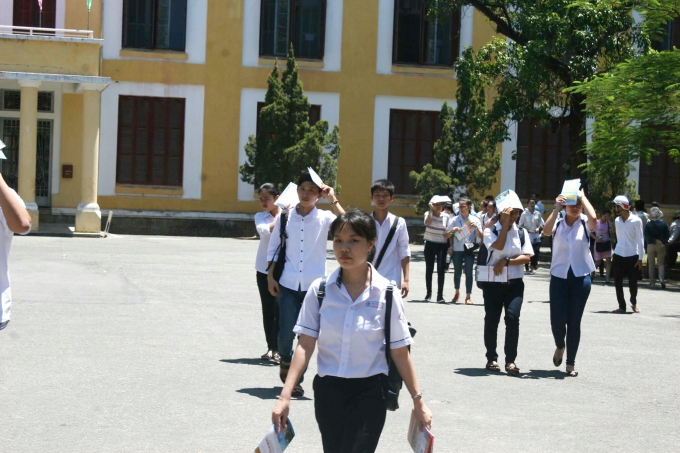 Đại học Hu&ecirc;́ giảm 50% học phí cho sinh vi&ecirc;n nh&acirc;̣p học năm 1 có h&ocirc;̣ kh&acirc;̉u thường trú và sinh s&ocirc;́ng tại các xã bãi ngang ven bi&ecirc;̉n của các tỉnh Hà Tĩnh, Quảng Bình, Quảng Trị, Thừa Thi&ecirc;n Hu&ecirc;́.