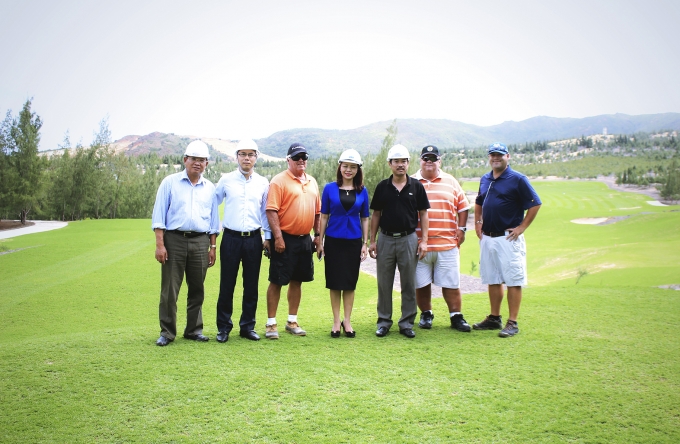 &Ocirc;ng Martin Moore, Chủ tịch Flagstick (thứ 2 từ phải sang) c&ugrave;ng l&atilde;nh đạo Tập đo&agrave;n FLC tr&ecirc;n s&acirc;n FLC Quy Nhơn Golf Links.