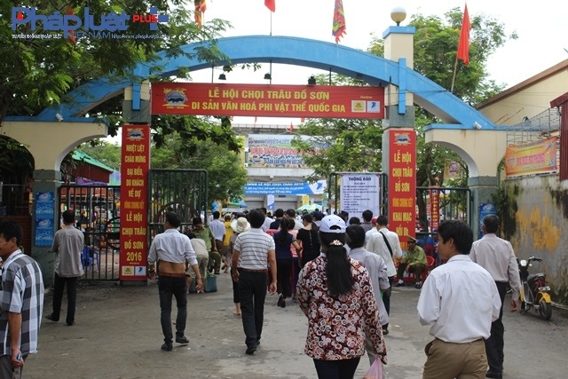 Từ rất sớm d&ograve;ng người đ&atilde; hối hả đổ về s&acirc;n vận động trung t&acirc;m quận Đồ Sơn.