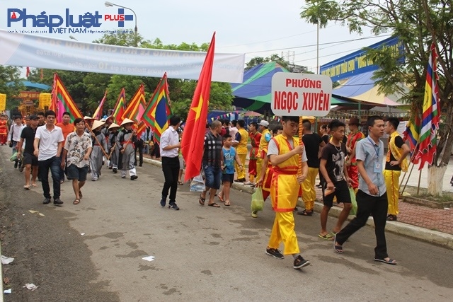 C&aacute;c phường trong quận Đồ Sơn thực hiện phần rước lễ vật v&agrave;