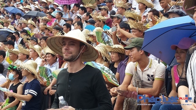 Một bạn kh&aacute;ch quốc tế rất th&iacute;ch th&uacute; với những m&agrave;n chọi tr&acirc;u kịch t&iacute;nh ở Đồ Sơn.