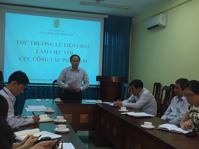 Thứ trưởng L&ecirc; Tiến Ch&acirc;u ph&aacute;t biểu tại buổi l&agrave;m việc&nbsp;