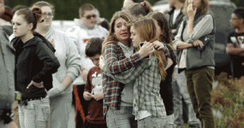 Nữ sinh 14 tuổi bắn bạn bị thương rồi tự sát