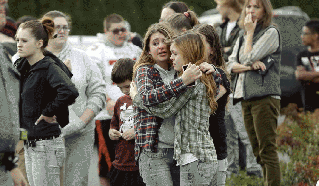 Học sinh trường Alpine hoảng sợ sau vụ xả s&uacute;ng của nữ sinh 14 tuổi. (Ảnh: The news)