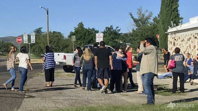 Học sinh được di tản sau khi sự việc xay ra. (Ảnh: AP)