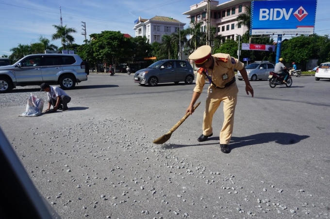 Thấy đ&aacute; rơi tr&ecirc;n đường Trung u&yacute; Hưng đ&atilde; d&ugrave;ng chổi qu&eacute;t, gom số đ&aacute; n&agrave;y lại để tr&aacute;nh việc người d&acirc;n tham gia giao th&ocirc;ng qua đ&acirc;y gặp phải tai nạn.