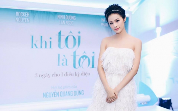 Mặc d&ugrave; vậy nhưng c&ocirc; vẫn lu&ocirc;n xinh đẹp v&agrave; vui vẻ tại c&aacute;c sự kiện.