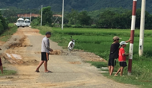 Tuyến đường nối từ QL 217 đi l&agrave;ng Chợ (Cẩm B&igrave;nh, huyện Cẩm Thủy).