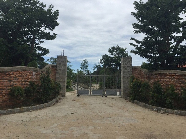 Cổng v&agrave;o khu biệt phủ được x&acirc;y dựng tr&aacute;i ph&eacute;p của vị gi&aacute;m đốc sở.