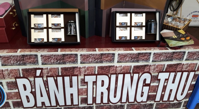 Đa dạng với nhiều mẫu m&atilde; đẹp nhưng b&aacute;nh Trung thu vẫn ế